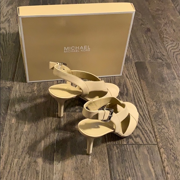 Michael Kors Becky Sandal (cream) - Picture 2 of 2